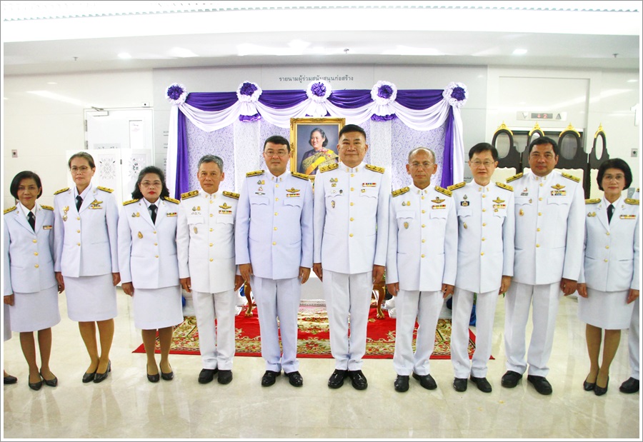 ﻿กระทรวงยุติธรรมถวายแจกันดอกไม้และลงนามถวายพระพรสมเด็จพระกนิษฐาธิราชเจ้า กรมสมเด็จพระเทพรัตนราชสุดาฯ สยามบรมราชกุมารี